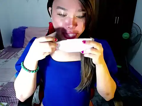 Snapshot of Urassiansweetcummer chatting on 10-12-25, 03:16 Urassiansweetcummer online show from 10-12-25, 03:16