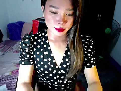 Snapshot of Urassiansweetcummer chatting on 10-26-25, 01:33 Urassiansweetcummer online show from 10-26-25, 01:33