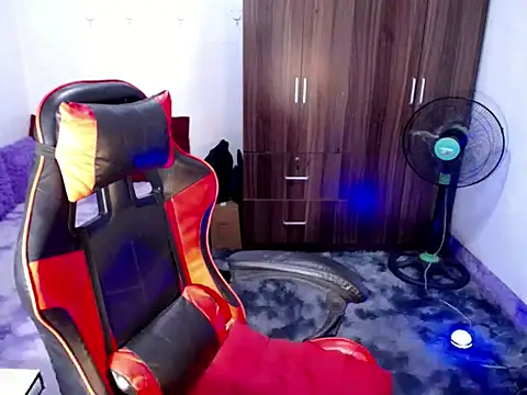 Urassiansweetcummer online show from 04-20-26, 01:41