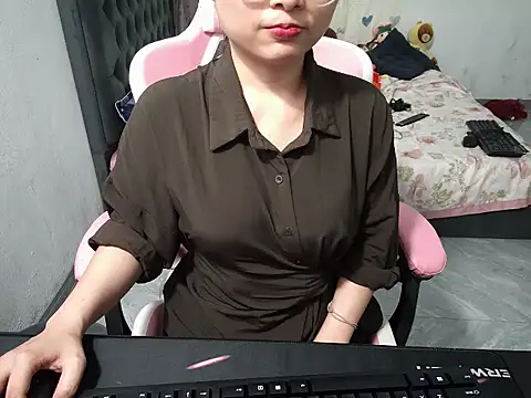 Snapshot of Ori-Yannie chatting on 10-15-25, 08:58 Ori-Yannie online show from 10-15-25, 08:58