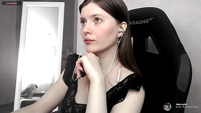 Snapshot of cute_elfy_ chatting on 09-15-25, 02:06 cute elfy online show from 09-15-25, 02:06