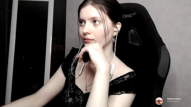 Snapshot of cute_elfy_ chatting on 09-18-25, 04:42 cute elfy online show from 09-18-25, 04:42