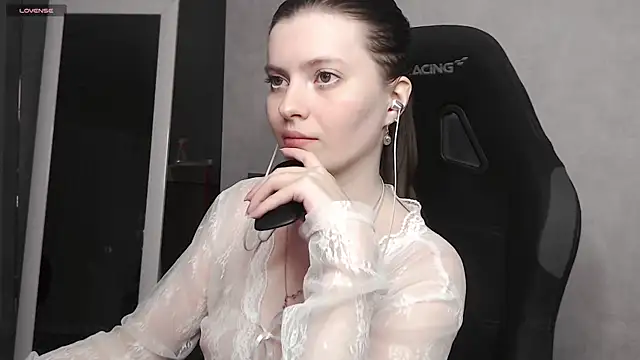 Snapshot of cute_elfy_ chatting on 09-28-25, 04:45 cute elfy online show from 09-28-25, 04:45