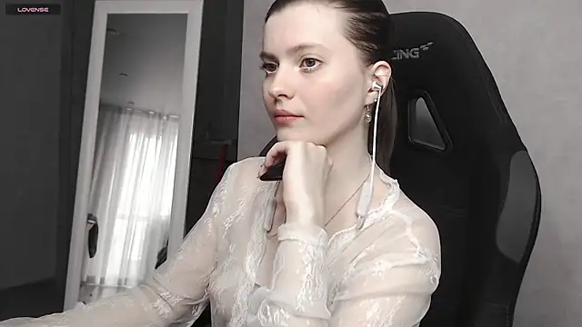 Snapshot of cute_elfy_ chatting on 09-30-25, 02:00 cute elfy online show from 09-30-25, 02:00