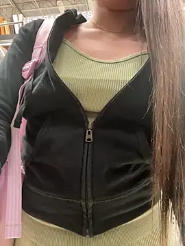 Snapshot of Isabella21_ chatting on 11-02-25, 10:56 Isabella21 online show from 11-02-25, 10:56