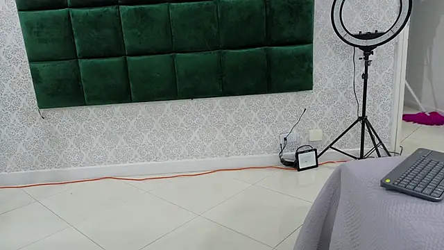 BeccaReedd online show from 10-09-25, 02:31