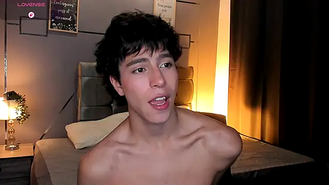 Snapshot of Christopher_77 chatting on 11-21-25, 01:32 Christopher 77 online show from 11-21-25, 01:32