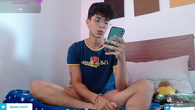 Snapshot of Dylann_west chatting on 11-28-25, 06:32 Dylann west online show from 11-28-25, 06:32