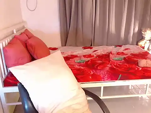 MaliaWang06 online show from 10-13-25, 03:56