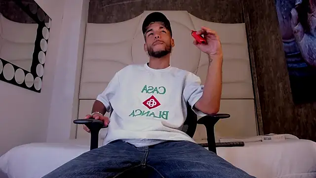 Snapshot of Thiagoferreti chatting on 09-25-25, 03:43 Thiagoferreti online show from 09-25-25, 03:43