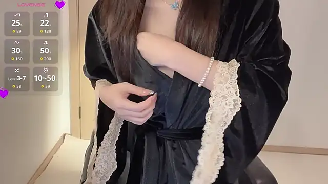 Snapshot of Seraphina-se chatting on 12-04-25, 04:27 Seraphina-se online show from 12-04-25, 04:27