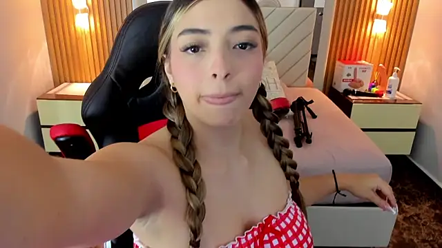 Snapshot of KYLIE_JONES6 chatting on 09-11-25, 02:55 KYLIE JONES6 online show from 09-11-25, 02:55