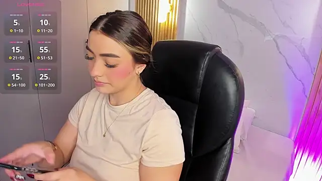 Snapshot of KYLIE_JONES6 chatting on 10-11-25, 02:55 KYLIE JONES6 online show from 10-11-25, 02:55