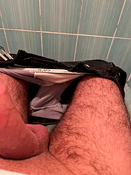 Snapshot of Cruel00 chatting on 11-12-25, 04:07 Cruel00 online show from 11-12-25, 04:07