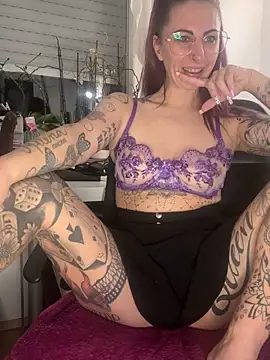 Snapshot of Dirty_Mel chatting on 11-05-25, 09:15 Dirty Mel online show from 11-05-25, 09:15