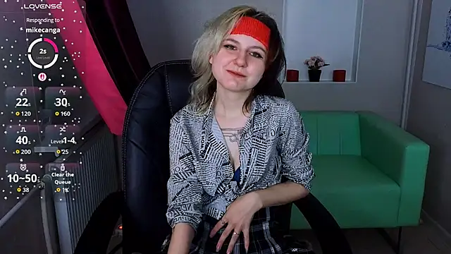 Snapshot of girl_next_doorr chatting on 10-24-25, 01:07 girl next doorr online show from 10-24-25, 01:07