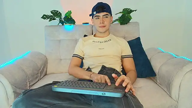 CamiiGuzmanX online show from 09-08-25, 09:47