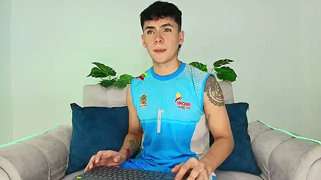 CamiiGuzmanX online show from 09-12-25, 08:42