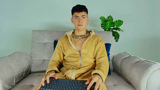 CamiiGuzmanX online show from 10-08-25, 07:55