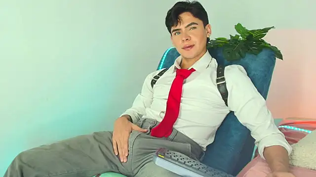 CamiiGuzmanX online show from 12-04-25, 07:33