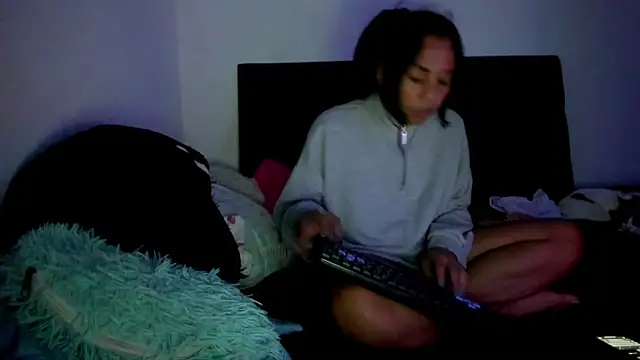 Adrianna Arias online show from 11-19-25, 05:29