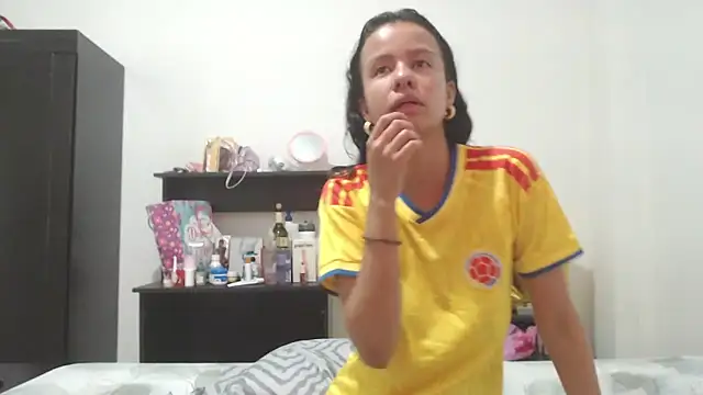 Snapshot of nathaly_jones_ chatting on 06-17-26, 12:18 nathaly jones online show from 06-17-26, 12:18