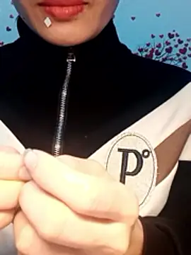 Snapshot of Hinna_x chatting on 02-15-26, 10:17 Hinna x online show from 02-15-26, 10:17