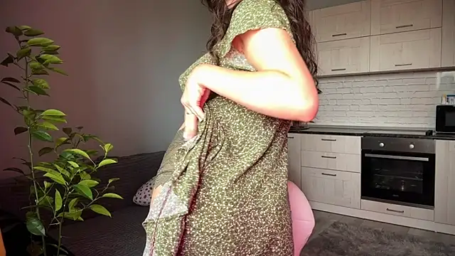 Snapshot of Luna_Raee chatting on 09-20-25, 07:42 Luna Raee online show from 09-20-25, 07:42