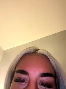 Snapshot of EllieMaeBaby chatting on 09-12-25, 12:00 EllieMaeBaby online show from 09-12-25, 12:00