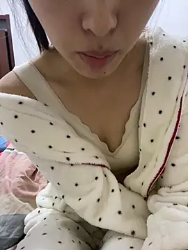 Snapshot of MengMeng0515 chatting on 12-15-25, 12:31 MengMeng0515 online show from 12-15-25, 12:31