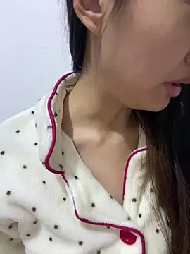 Snapshot of MengMeng0515 chatting on 12-18-25, 01:39 MengMeng0515 online show from 12-18-25, 01:39