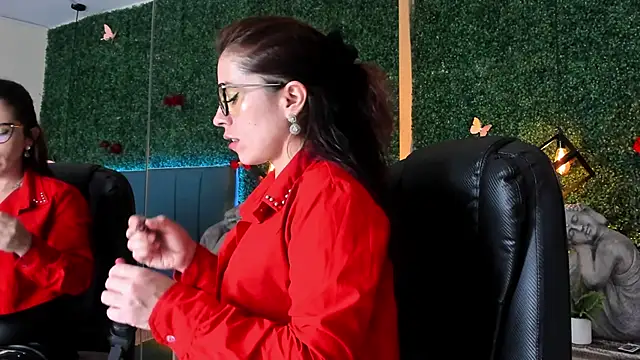 Snapshot of Linagh_ chatting on 06-19-26, 11:36 Linagh online show from 06-19-26, 11:36