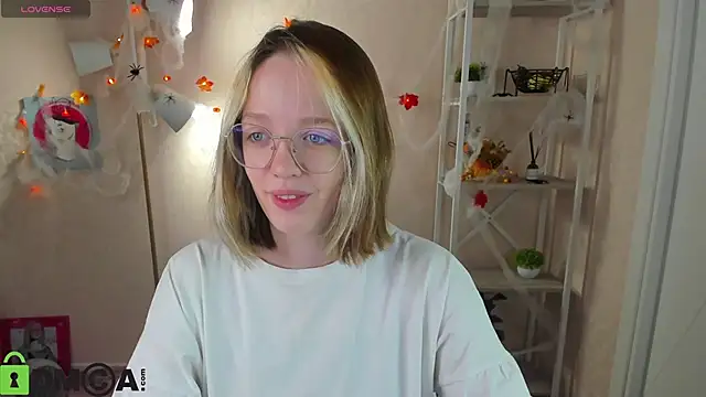 Snapshot of R0cket_bunny chatting on 10-21-25, 01:06 R0cket bunny online show from 10-21-25, 01:06