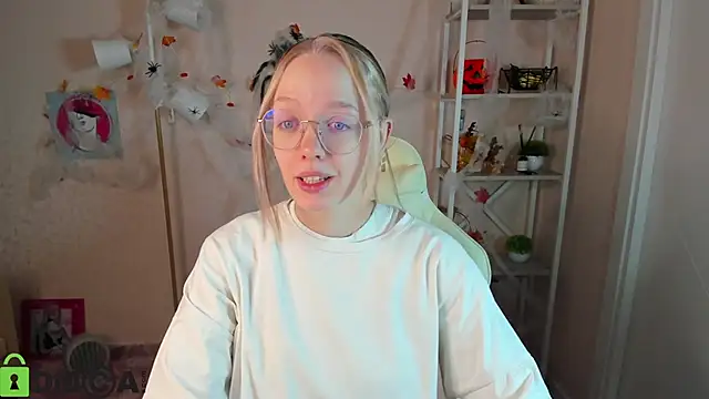 Snapshot of R0cket_bunny chatting on 10-27-25, 01:09 R0cket bunny online show from 10-27-25, 01:09