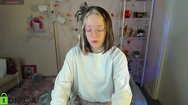 Snapshot of R0cket_bunny chatting on 10-28-25, 01:09 R0cket bunny online show from 10-28-25, 01:09