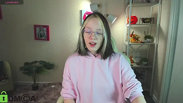 Snapshot of R0cket_bunny chatting on 11-14-25, 01:04 R0cket bunny online show from 11-14-25, 01:04