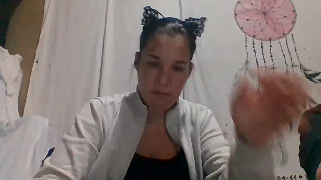 Snapshot of Manon11100 chatting on 12-17-25, 01:39 Manon11100 online show from 12-17-25, 01:39