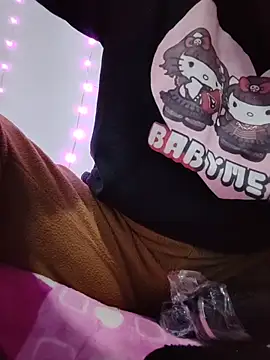 Snapshot of airamoon chatting on 11-11-25, 02:00 airamoon online show from 11-11-25, 02:00