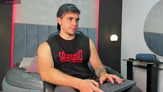 Snapshot of Liam_walk_ chatting on 09-16-25, 12:11 Liam walk online show from 09-16-25, 12:11