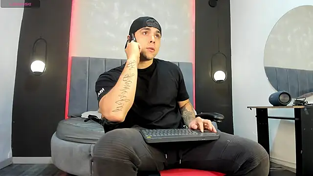 Snapshot of Liam_walk_ chatting on 09-19-25, 10:43 Liam walk online show from 09-19-25, 10:43