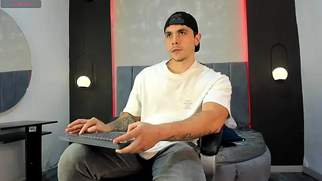 Snapshot of Liam_walk_ chatting on 09-23-25, 10:02 Liam walk online show from 09-23-25, 10:02