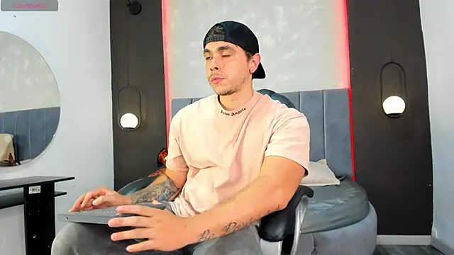 Snapshot of Liam_walk_ chatting on 09-24-25, 10:35 Liam walk online show from 09-24-25, 10:35