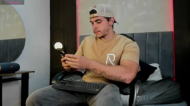 Snapshot of Liam_walk_ chatting on 10-02-25, 08:05 Liam walk online show from 10-02-25, 08:05