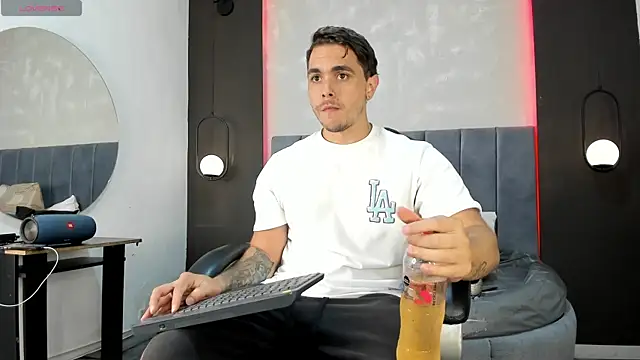 Snapshot of Liam_walk_ chatting on 10-10-25, 10:31 Liam walk online show from 10-10-25, 10:31