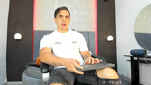 Snapshot of Liam_walk_ chatting on 10-15-25, 07:25 Liam walk online show from 10-15-25, 07:25