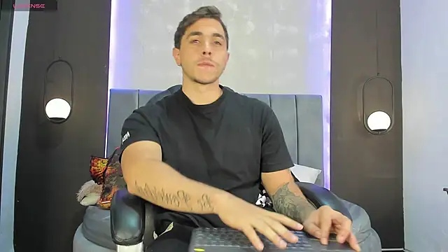 Snapshot of Liam_walk_ chatting on 10-20-25, 09:04 Liam walk online show from 10-20-25, 09:04