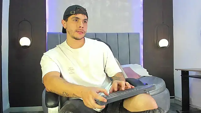 Snapshot of Liam_walk_ chatting on 11-08-25, 09:57 Liam walk online show from 11-08-25, 09:57