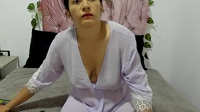 Snapshot of ivy_moon05 chatting on 11-26-25, 04:30 ivy moon05 online show from 11-26-25, 04:30