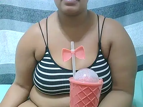 Snapshot of ThickHunn99 chatting on 10-30-25, 07:43 ThickHunn99 online show from 10-30-25, 07:43