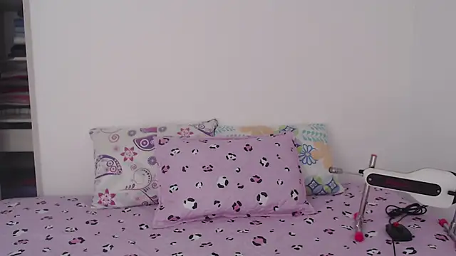 Snapshot of Tiiana chatting on 04-19-26, 01:43 Tiiana online show from 04-19-26, 01:43